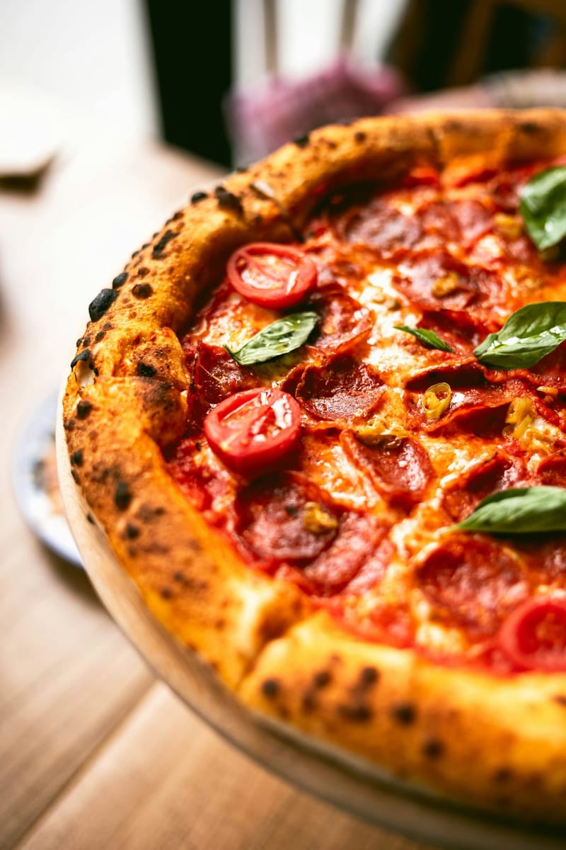 Napolitanska pizza sa ljutom salamom, čeri paradajzom i bosiljkom